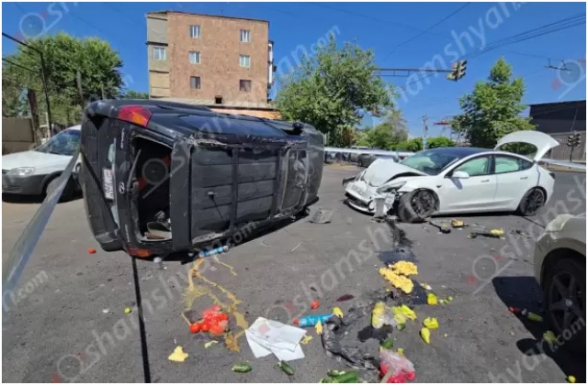 Երևանում բախվել են Tesla-ն, Nissan-ը և Lexus-ը. վերջինս շրջվել է.ամուսինները և նրանց 6 ամսական աղջնակը հոսպիտալացվել են